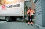 Ett DB Schenker-bud levererar paket till en paketbox