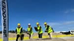 Fyra män gräver i marken