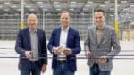 Tre män inviger en ny logistikanläggning