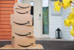 Kartonger från e-handelsbolaget Amazon vid en dörr