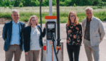Representanter från Volvo Lastvagnar och Öresundskraft vid invigningen av stationen i Ättekulla i juni 2022.