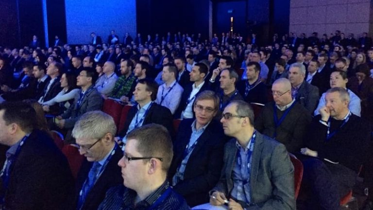 Och i salen bredvid sitter andra hälften.