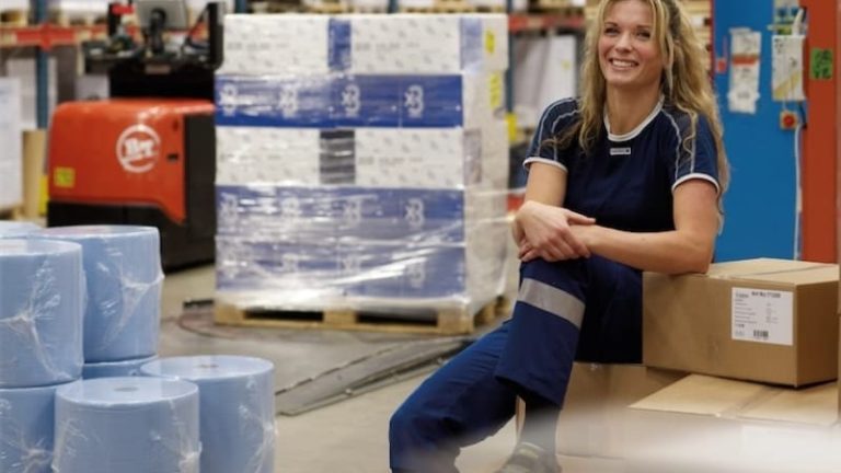 Ett 40-tal personer kommer att bemanna Papyrus Supplies nya centrallager i Torsvik söder om Jönköping.