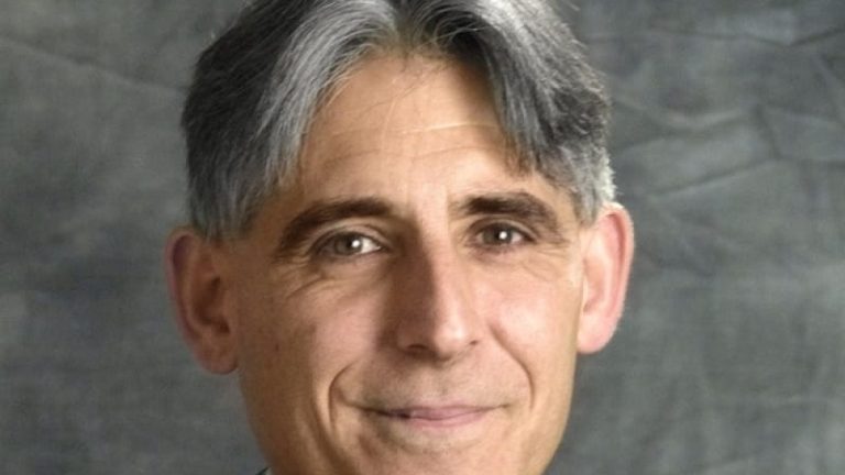 – Våra logistikkunder kan nu vända sig till en och samma leverantör för alla slags entrélösningar, säger Juan Vargues, divisionschef i Assa Abloy Entrance Systems.