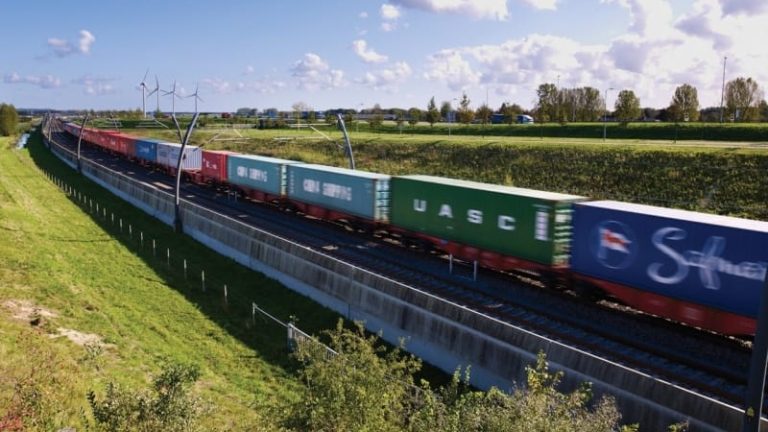 Den nederländska Betuwe-godsbanan mellan Rotterdam och Tyskland håller på att byggas ut från två till tre spår. Nu laddar landets banverk för att testa förarlösa tåg med DB Cargo.