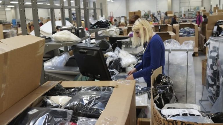 Medarbetarna vid svenskdrivna Boomerang, utanför Estlands huvudstad Tallinn, hanterar uppåt 20 000 returförsändelser om dagen. Kunderna är framför allt stora svenska e-handelsföretag.