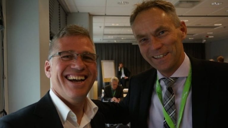 Machiel Van de Kuijl (tv) i Green Freight Europe hälsades välkommen till Göteborg av ordföranden i Näringslivets Transportråd Per Bondemark.