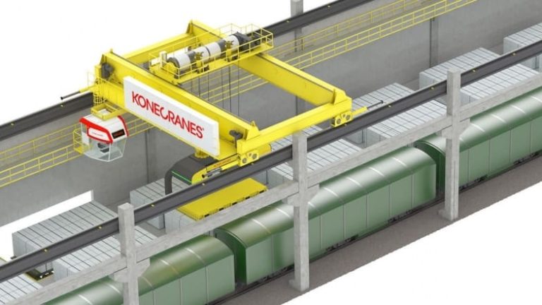 Två kranar som den här ska lasta 1 100 ton massa i timmen på tågen i Äänekoski.