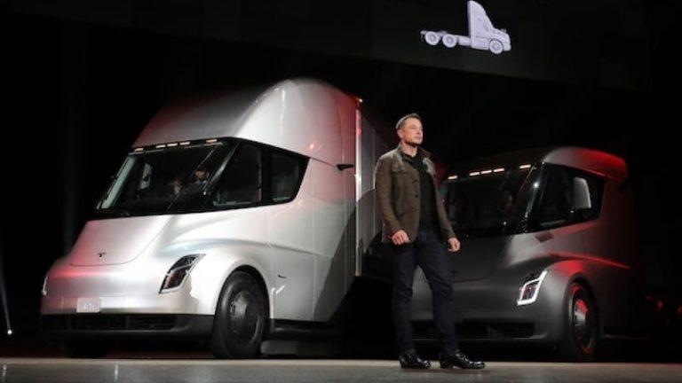 Elon Musk lanserade sin nya eldrivna lastbil Tesla Semi under ett stort evenemang i sitt designcentrum i Los Angeles, Elon Musk lanserade sin nya eldrivna lastbil Tesla Semi under ett stort evenemang i sitt designcentrum i Los Angeles,