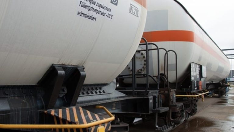 Vagnarna med gas till SSAB märks med gps-utrusnintg från Postrack. Vagnarna med gas till SSAB märks med gps-utrusnintg från Postrack.