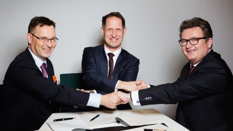 Överens: direktör Jukka Rosenberg, paket och logistikservice i Posti Group (tv), vd Achim Dünnwald, DHL Paket och koncerndirektör Gunnar Henriksen, E-handelsdivisionen, Bring.