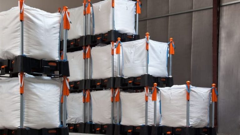 Upp till fyra kubikmeterstora säckar kan staplas på varandra med den pallburna säckhållaren Neva, som nu Sverigelanseras. I returfrakten kräver pallarna högst en sjättedel så mycket golvyta.