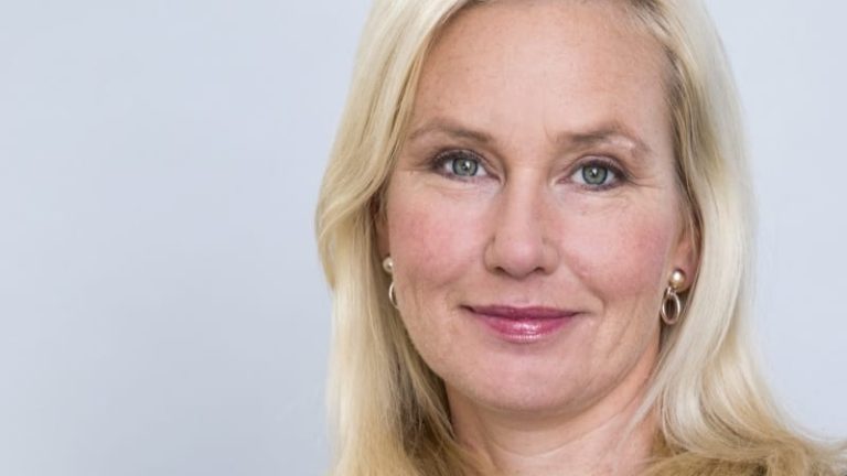 Infrastrukturminister Anna Johansson rullar 74-tonsbilarna till lagrådet, med sikte på att få dem i trafik i mars.
