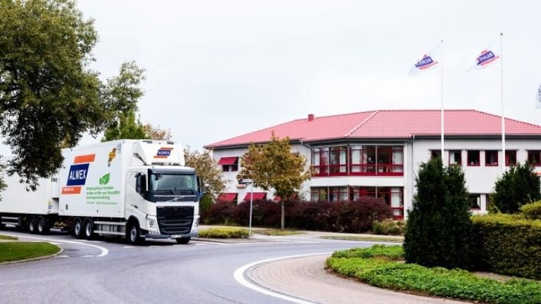 Rullar vidare norrut.