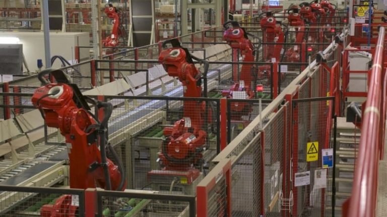 Ikea Industrys 44 fabriker i 11 länder tar hjälp av TA-systemet för att samordna transporterna av inkommande gods. Bilden är från företagets klädskåpsfabrik i Hultsfred. Ikea Industrys 44 fabriker i 11 länder tar hjälp av TA-systemet för att samordna transporterna av inkommande gods. Bilden är från företagets klädskåpsfabrik i Hultsfred.