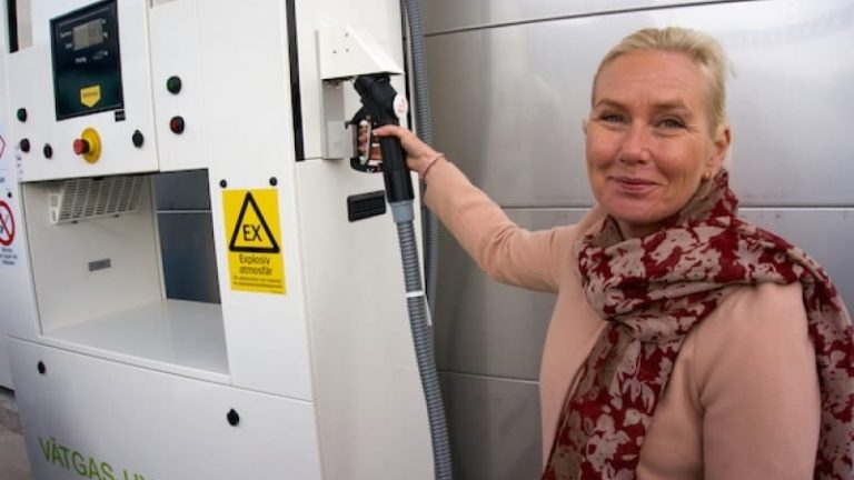Infrastrukturminister Anna Johansson provar på den nya vätgasmacken.