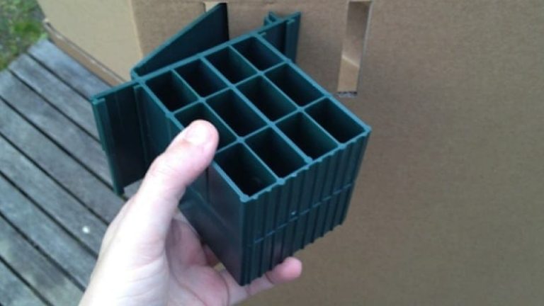 Pallkeets pallfötter snäpps fast i en kartong– eller träskiva. Inget lim används.