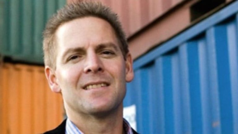 Erik Froste är sjökapten, vd för Södertälje hamn, fyrbarnsfar och triatlet.