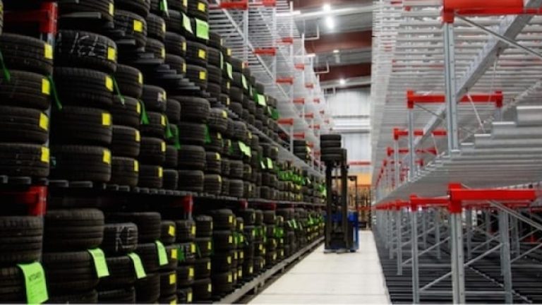 Bilias däcklager rymmer 45 000 hjul.