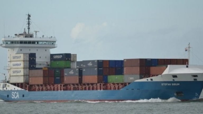 SCA sänker kostnader genom att ta containerlasterna med fartyg istället för järnväg.