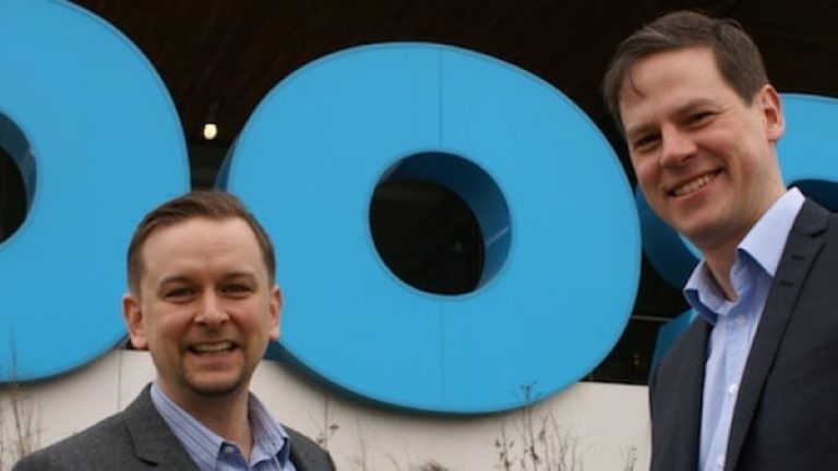 Jonas Prosell (tv) på Postnords Direct Link har handlat upp ett TA-system för internationella transporter. Vd Mattias Gredenhag på EDI-Soft står till höger.