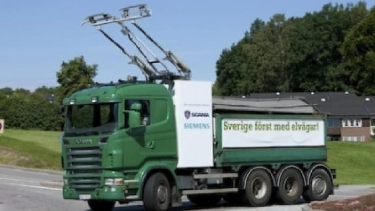 Här gör Scania och Siemens gemensamma tester inför satsningen på en elväg utanför Gävle.