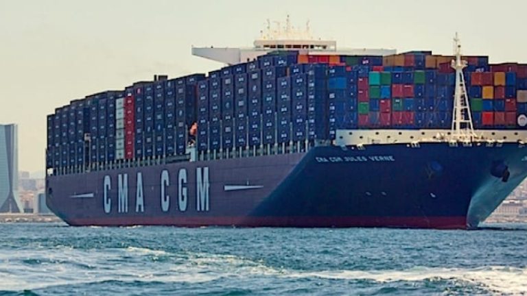 CMA-CGM blir tredje största containerrederiet i världen. På bilden det gigantiska containerfartyget Jules Verne, byggd 2013, som lastar drygt 16000 teu.