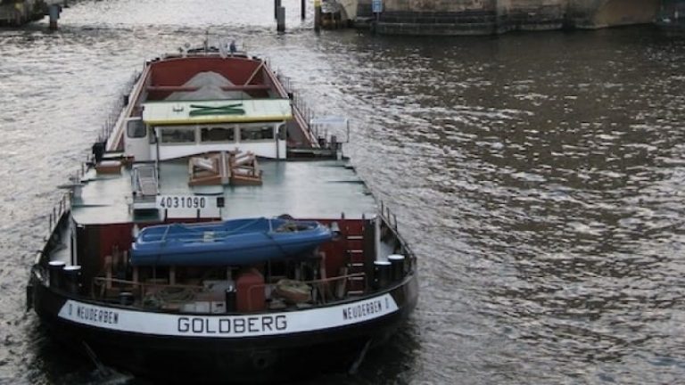 I Kontinentaleuropa har pråmtrafiken på floderna en viktig roll i transportsystemet.