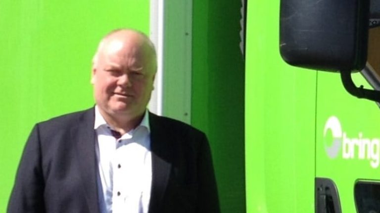 Kliver upp ett fotsteg.