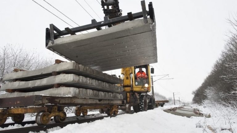 11 000 nya sliprar måste ligga på plats innan svenska skogsprodukter åter kan exporteras sin vanliga väg genom Danmark.