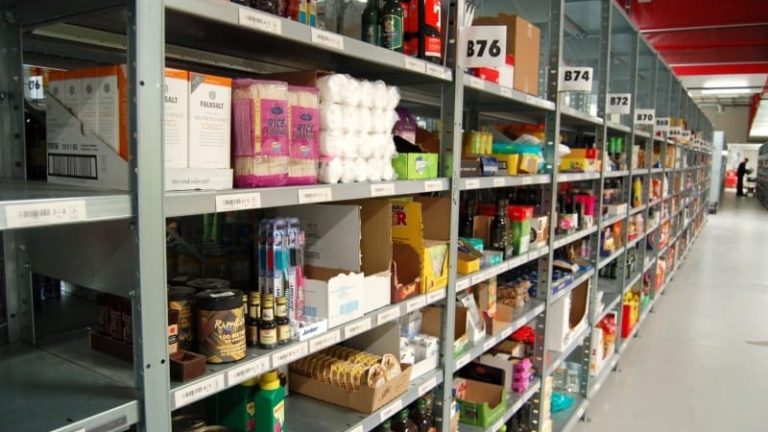 Att varukategorier blandas i lagerhyllan kan minska risken för felplock hos livsmedelsbranschens näthandlare. Här en bild från Mat.se:s Göteborgsanläggning.