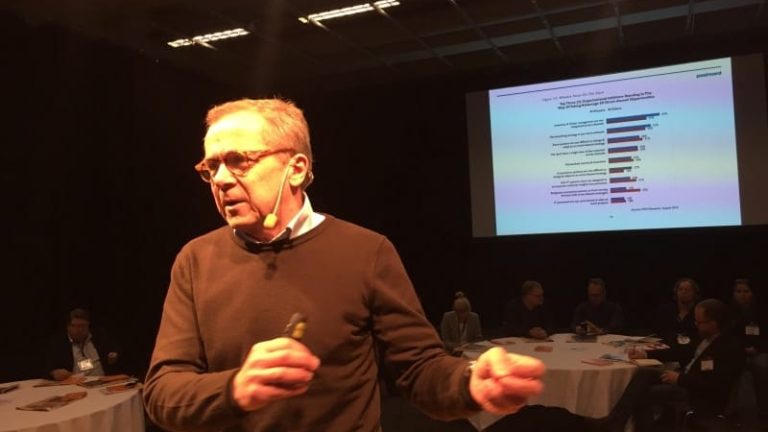 Med kvadratisk scen i mitten fick konferenslokalen i Göteborg en lätt karaktär av boxningsarena. Arne Andersson från Postnord inledde, i och för sig utan utmanare.