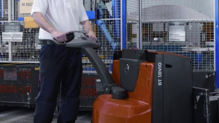 Låglyftarna i truckserien BT Levio fälttestas nu med litiumjonbatterier.