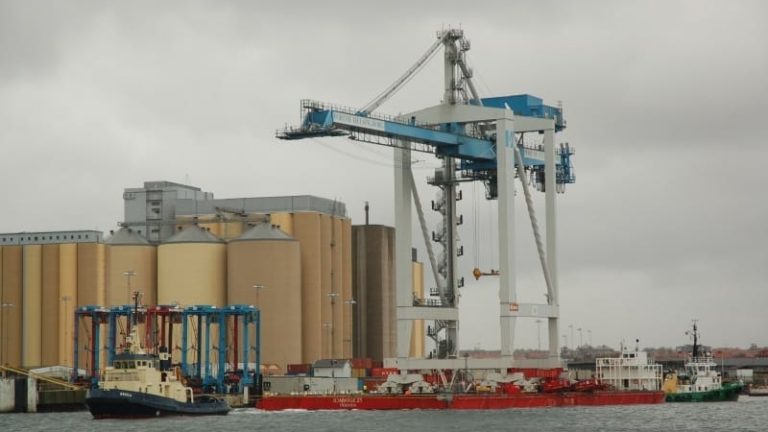 Och sen från pråm till kaj igen.