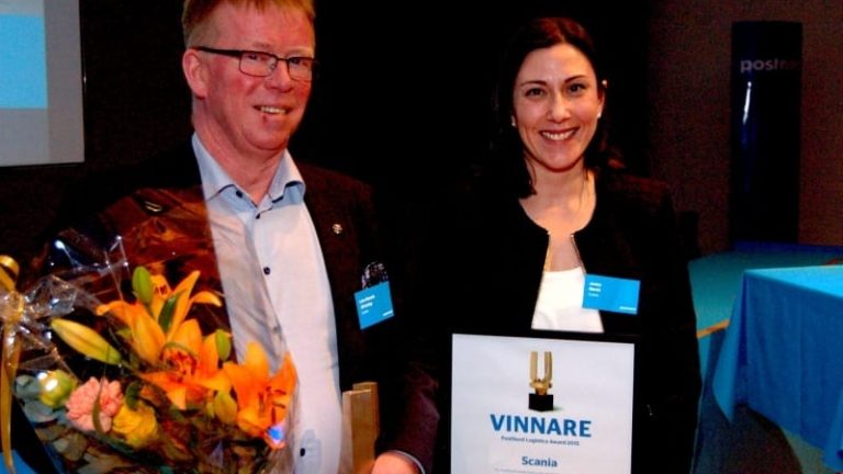 Lars-Henrik Jörnving och Jenny Marin från Scania tycker sig se stora resultat efter införandet av ett "kontrolltorn" som samordnar materialinflödet.