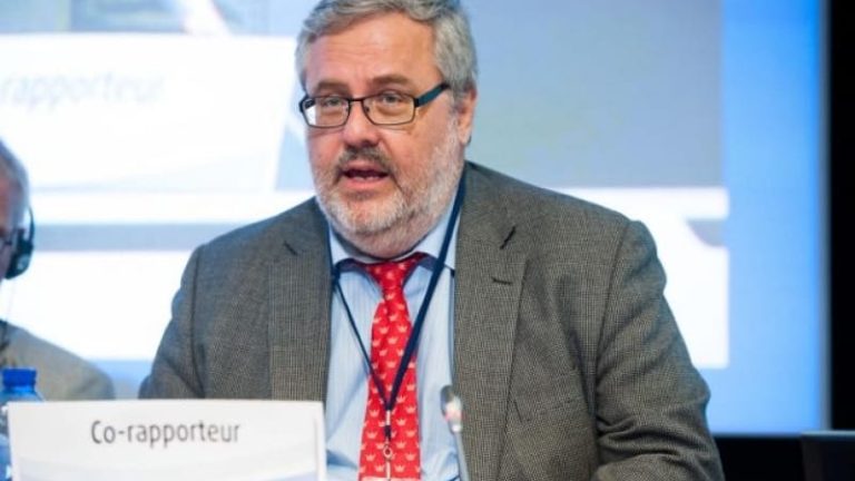 Stefan Back, vid rapporteringen av sitt uppdrag till EESK. Stefan Back, vid rapporteringen av sitt uppdrag till EESK.