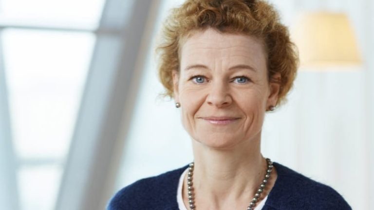 Annemarie Gardshol behåller Strålfors vd-stol.