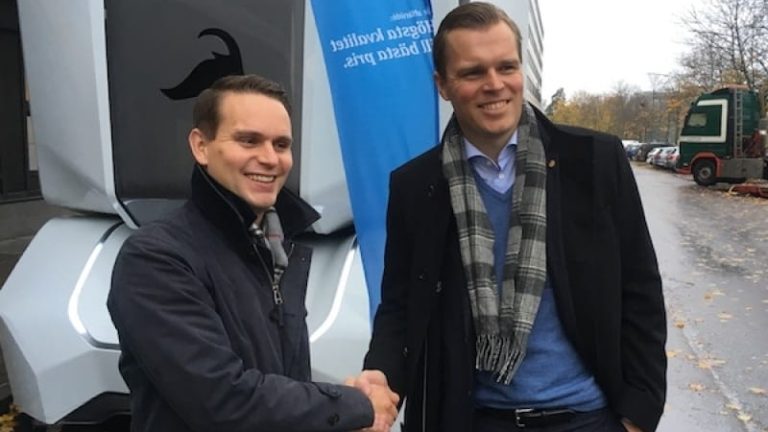 Simon Jensen, Lidl,(tv) och Robert Falck, Einride, planerar det första pilotförsöket med den självkörande distributionsbilen.