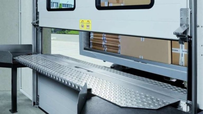 Avkoppling i porten: Nederdelen av luckan stannar på marken när flaket som ska lastas är högt placerat.