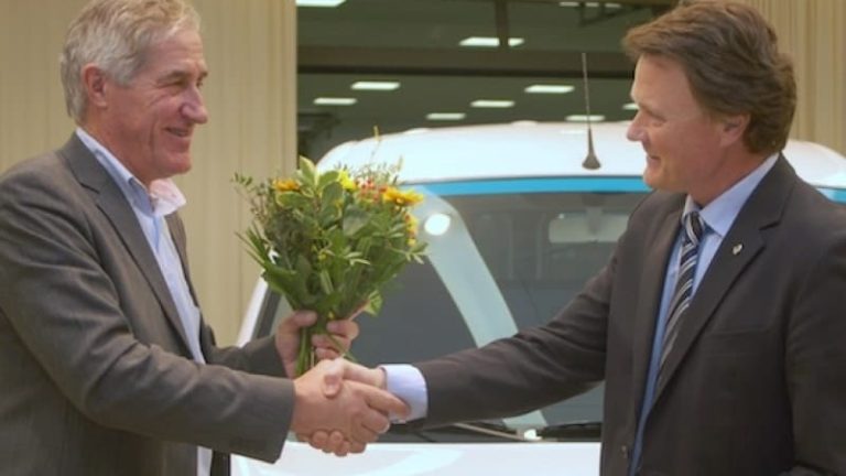 Karl-Ivar Löthmyr (tv) tar för Samhalls räkning emot den första leveransen av tio eldrivna Kangoo av Renaults Sverigechef Björn Ågren. Karl-Ivar Löthmyr (tv) tar för Samhalls räkning emot den första leveransen av tio eldrivna Kangoo av Renaults Sverigechef Björn Ågren.