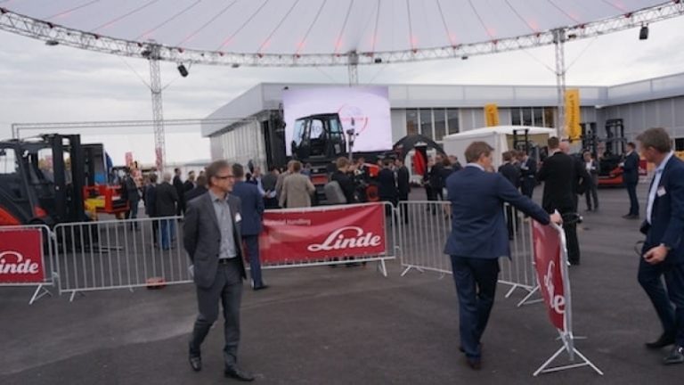 Linde har plats för inomhusutställning och truckdemonstartioner på fälten utanför tyska Mainz.