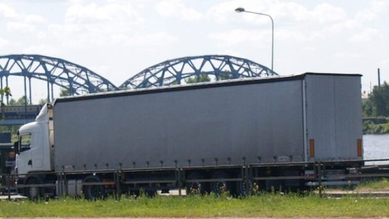 Flera av de åkerier som driver trailerfrakt har gått över från egna anställda till utländska chaufförer.