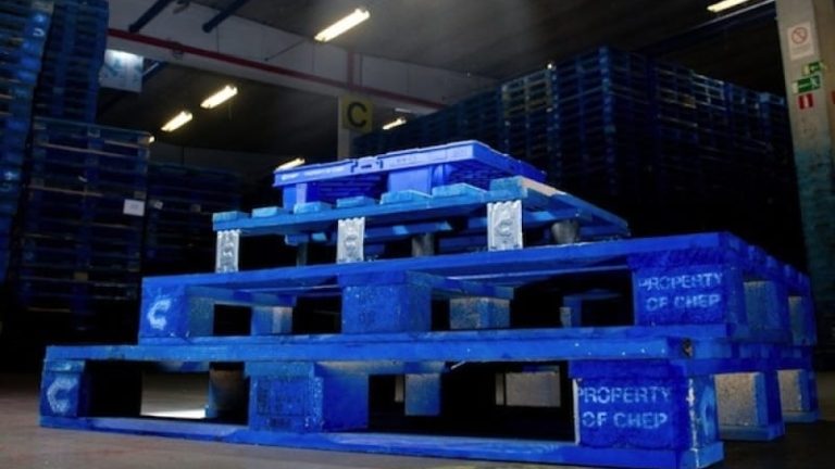 Det går snart att klimatkompensera för användningen av Cheps karaktäristiska blåa pallar.