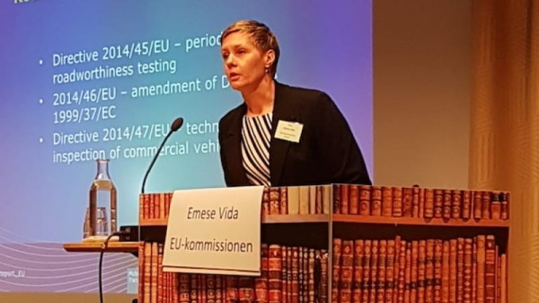Emese Vida från EU-kommissionen presenterade direktivet om lastsäkring på Sagits konferens.