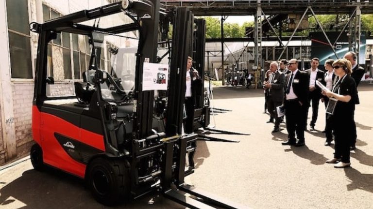 Lindes roadstermodell utan sidostolpar för vindrutan som börjar tillverkas i år fick besökarnas uppmärksamhet på World of Material Handling. Lindes roadstermodell utan sidostolpar för vindrutan som börjar tillverkas i år fick besökarnas uppmärksamhet på World of Material Handling.