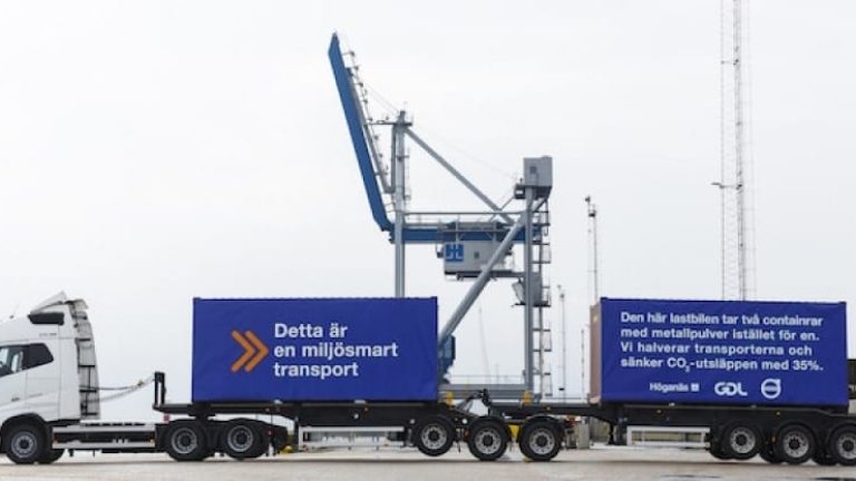 Med ett nio-axligt ekipage som tar två containrar räknar Höganäs AB med att kunna halvera antalet transporter av metallpulver.