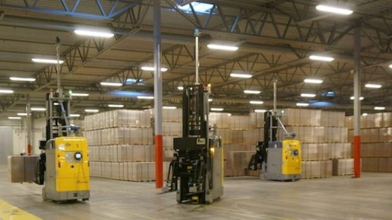 13 autotruckar svarar för alla transporter från Ikeas produktionslinje för garderober till lager och utlastning.