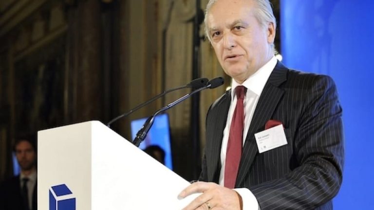 – Vårt nästa mål är att introducera flermärkes-konvojer, sade Erik Jonnaert, generalsekreterare i lastbilstillverkarnas branschorganisation. – Vårt nästa mål är att introducera flermärkes-konvojer, sade Erik Jonnaert, generalsekreterare i lastbilstillverkarnas branschorganisation.