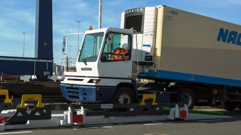 Ett system som det på marken i den här bilden, kallat Nikrasa, ska installeras i Malmö så att semitrailrar lättare ska kunna åka tåg till och från tyska Herne. Ett system som det på marken i den här bilden, kallat Nikrasa, ska installeras i Malmö så att semitrailrar lättare ska kunna åka tåg till och från tyska Herne.