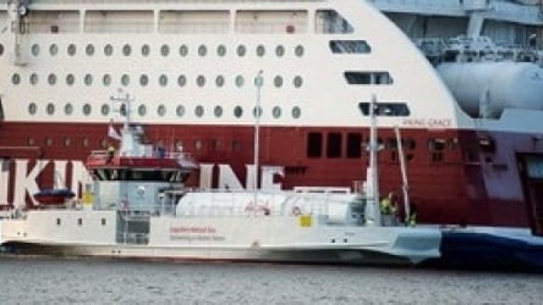 Seagas bunkrar Viking Grace med flytande naturgas i Stockholms hamn.